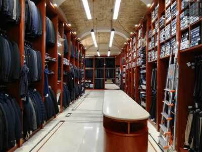 Entriamo nel locale dal soffitto a botte e l�arredamento in legno...
